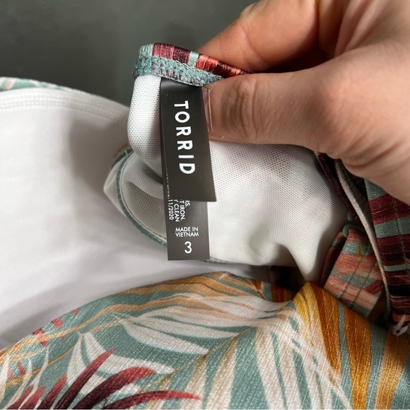 NWT Torrid Wireless Shine Triangle Bikini Top in Green Leaf Print - Picture 7 of 7